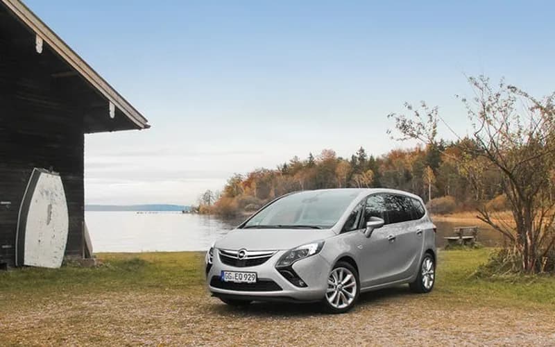 Rent Opel Zafira in Albania
